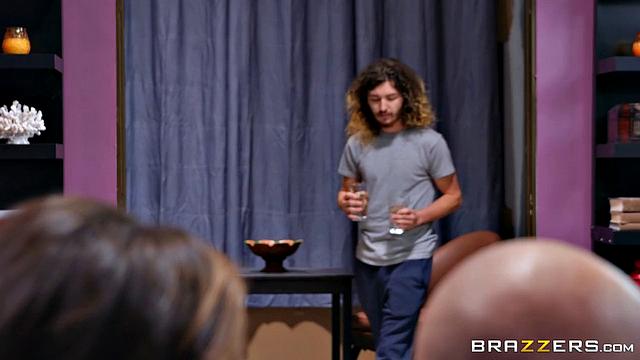 Зрелая мама бывшего одноклассника трахается с успешным мужчиной у себя дома, пока сын бездельничает рядом.