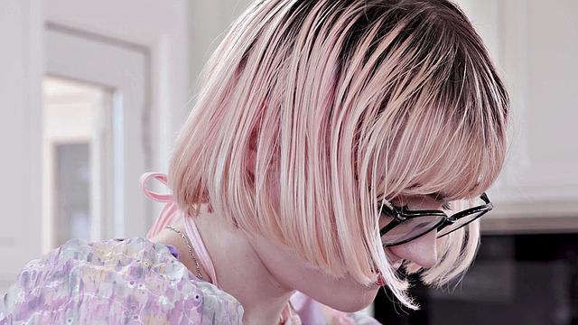 две роскошные трансы спорят, чья жопа выдержит больше