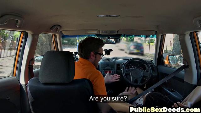 смотри, как черная красотка давится членом в тачке