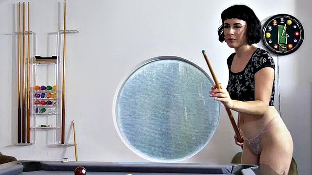 olive glass разводит сводного брата на грязный стрип-бильярд у бассейна