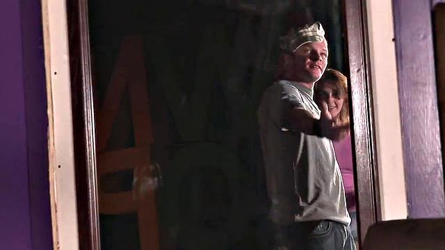 Мария отсасывает бармену и получает жёсткий трах за кулисами