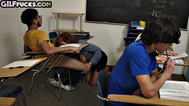 Рыжая зрелая соблазнила молодого любовника на парте в классе, трах по-взрослому на столе.