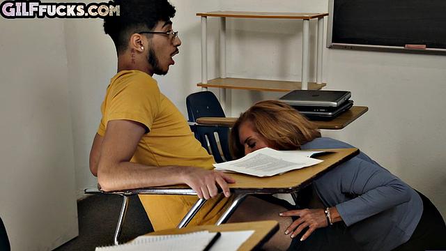 Рыжая зрелая соблазнила молодого любовника на парте в классе, трах по-взрослому на столе.