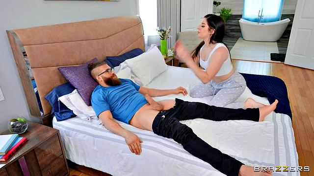 Кейра Крофт доводит парня до сквирта, пока мамаша ищет повод зайти в комнату снова с советами по зачатию.