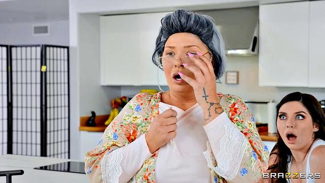 Кейра Крофт доводит парня до сквирта, пока мамаша ищет повод зайти в комнату снова с советами по зачатию.