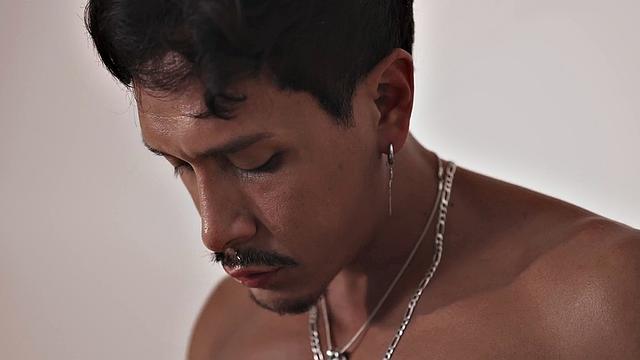 латинос вылизал жопу и сам сел на член друга по полной