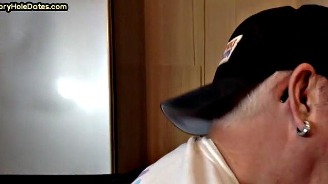 Зрелый мужик сосет член вблизи через дырку в стене