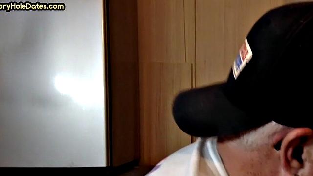 Зрелый мужик сосет член вблизи через дырку в стене