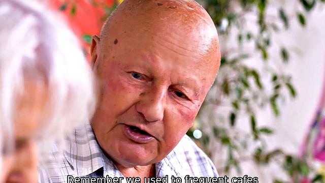 похотливая блондинка трахается с официантом на глазах у мужа