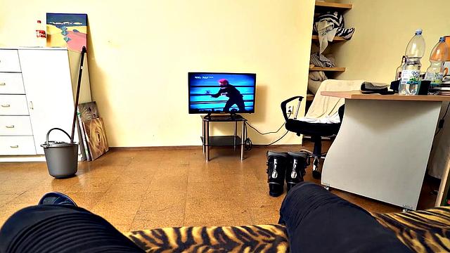 уборка закончилась, теперь бабуля в чулках хочет грязных дел