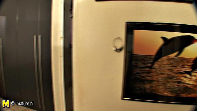 похотливая блондинка Мат-Мод403 дрочит и глотает член