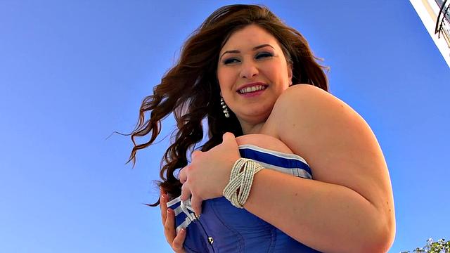 дженника в костюме матроски снимает корсет и демонстрирует огромную грудь