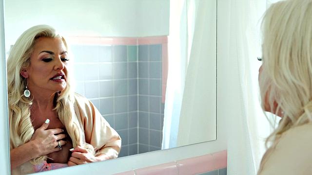 Taylor Leigh bangs her stepson