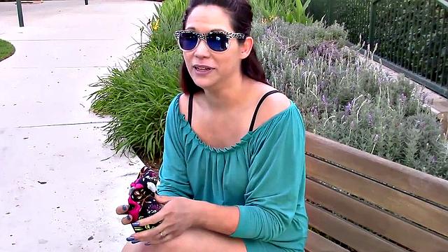 katt заглатывает белый хер по самой гланды и трахается по-взрослому