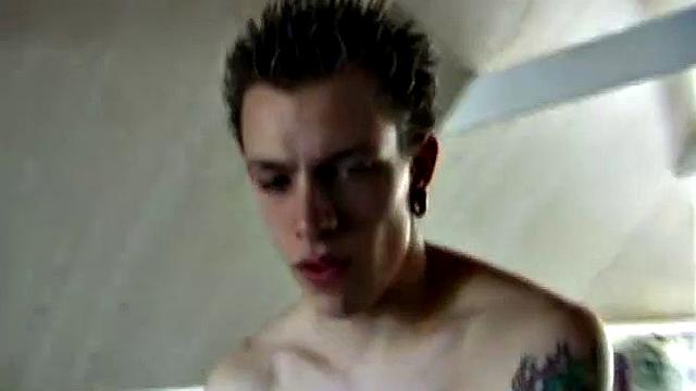 Шейн дрочит с юмором, и руки заняты делом