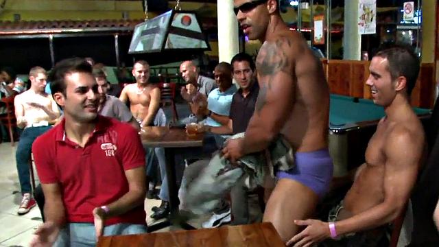 Real party amateurs fucking the strippers