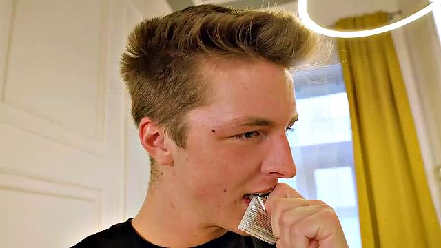 зрелая в очках получает по выбритой киске на vip4k