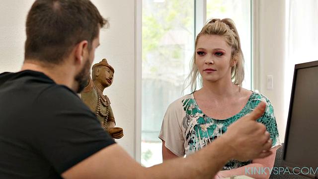 Блондинка Kay Carter раскатывает начальника на столе в салоне для взрослых - вот такая стажировка с массажем и без халата, только для взрослых!