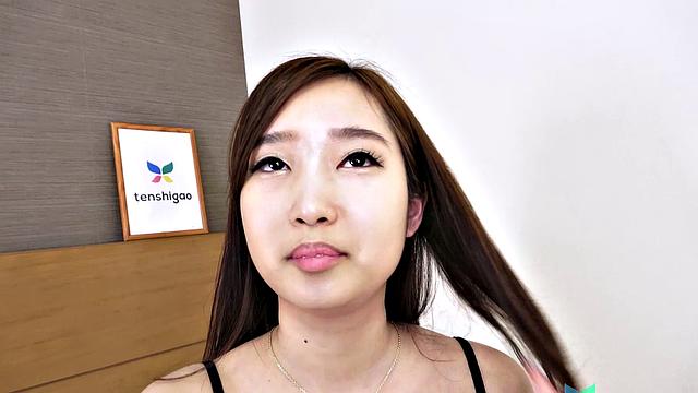 Смотри, как Харука Изуми получает пальцами и трахается не снимая одежду