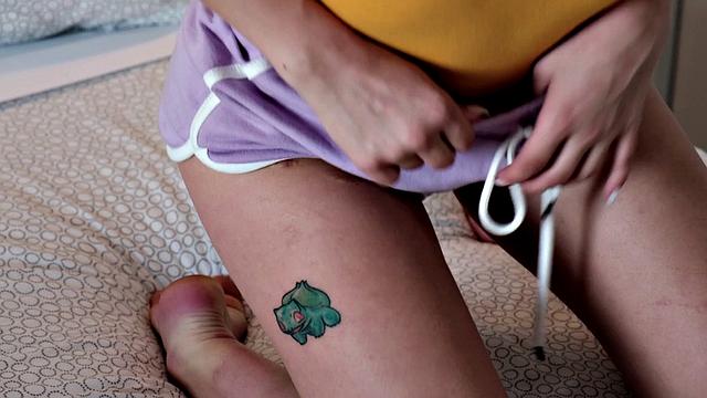 Хани показывает волосатую киску и проколотые соски, дрочит глубоко