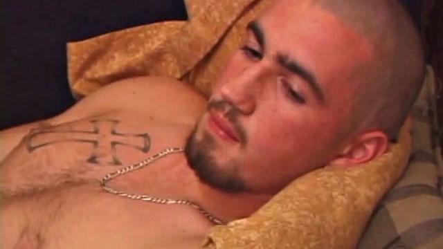 донован дрочит свой волосатый член и брызжет сперму на живот