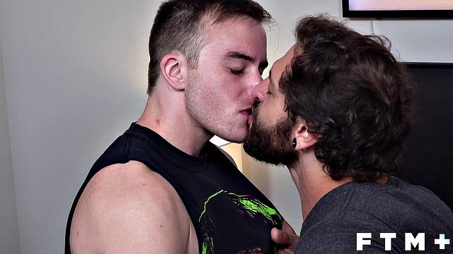 два накачанных трахают без резинки и дрочат пальцами киску