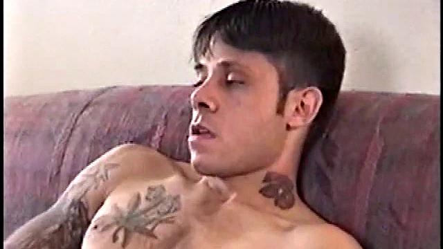 Диллон дрочит мощно и кончает с дикой страстью