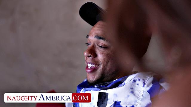 зрелая cassielawson берет в рот и дает по полной программе мужику старше себя по опыту и желанию секса.