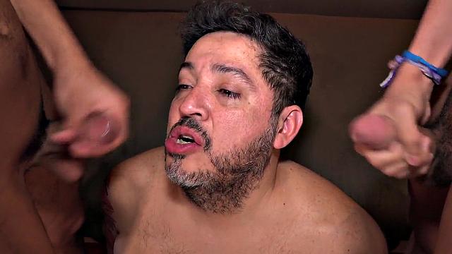 смотри, как пухлый дилф и латиноамериканский твинг трахаются с двойным дилдо втроём