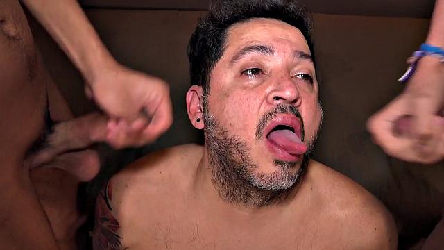 Chubby DILF shares doubledildo in 3some with twink