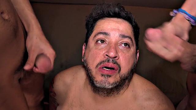 Chubby DILF shares doubledildo in 3some with twink