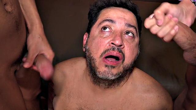 Chubby DILF shares doubledildo in 3some with twink