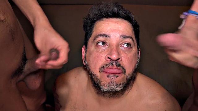 Chubby DILF shares doubledildo in 3some with twink