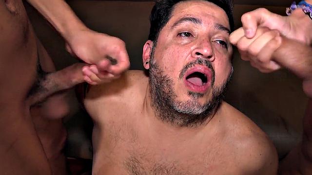 Chubby DILF shares doubledildo in 3some with twink