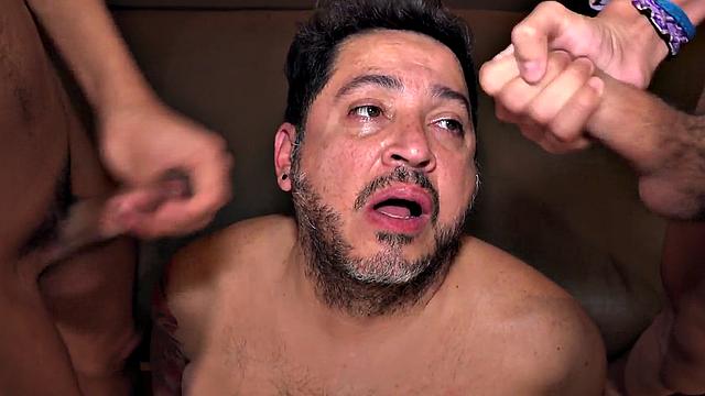 Chubby DILF shares doubledildo in 3some with twink