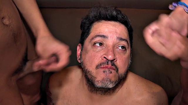 Chubby DILF shares doubledildo in 3some with twink