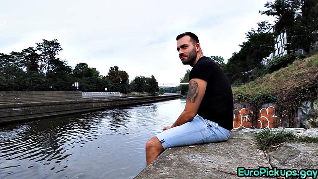 Picked up hunk gives blowjob