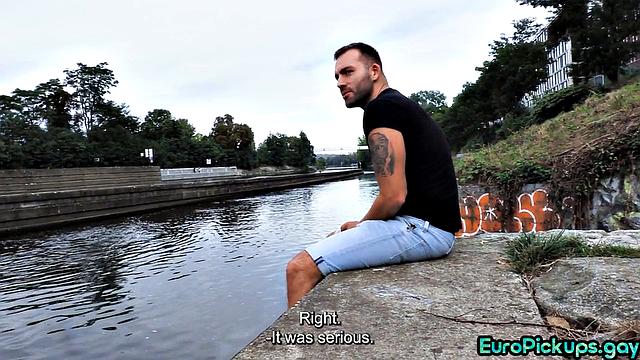 Picked up hunk gives blowjob