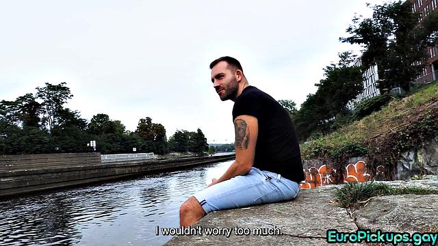 Picked up hunk gives blowjob