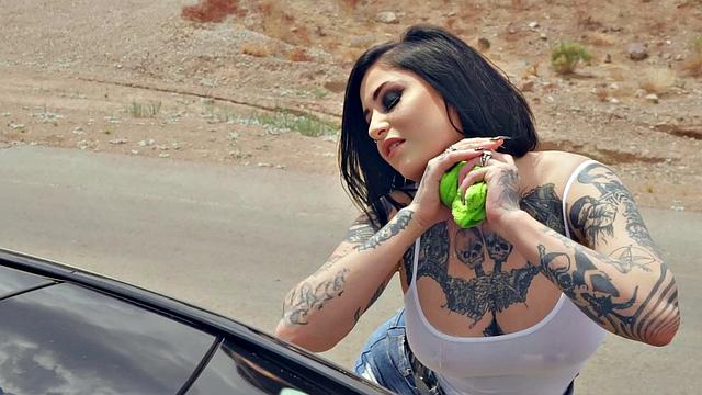 Сочная брюнетка моет машину в мокрых трусиках и трахается внутри