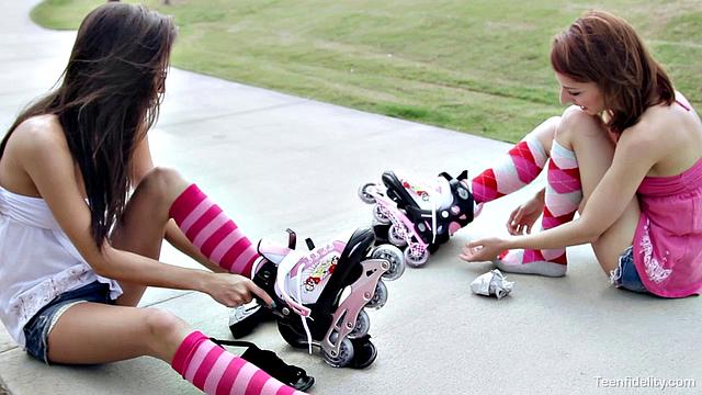 Две страстные подруги по очереди отсасывают и скачут на члене Райана в цепях