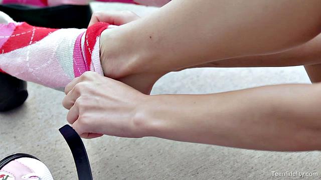 Две страстные подруги по очереди отсасывают и скачут на члене Райана в цепях