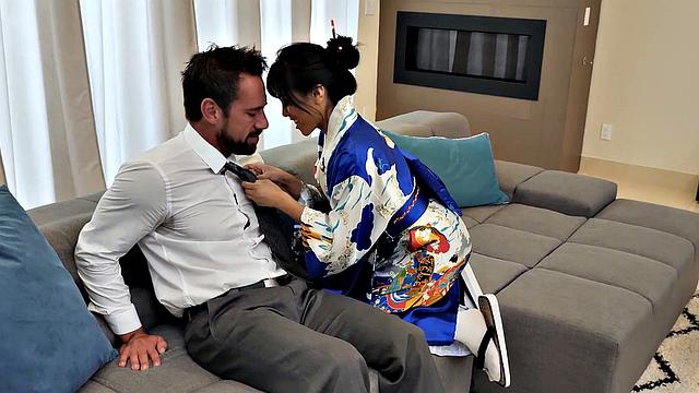 миниатюрные азиатки страстно трахаются с толстыми членами