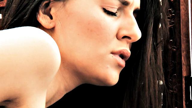 брюнетка в мини и на каблуках дрочит волосатую киску и шутит про джаз