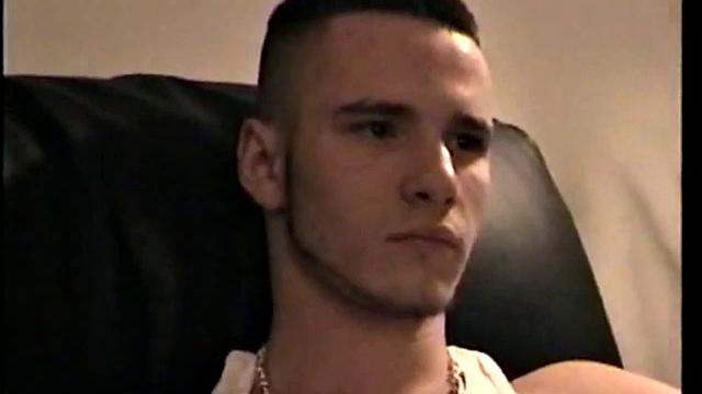 Гей дрочит член Адаму и ловит сперму на руку.