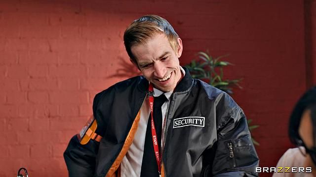 Кики Дэниэлс раздвигает ноги охраннику ради взлома и получает мощный трах в офисе.