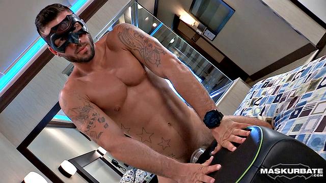 Качок дрочит свой огромный член на камеру