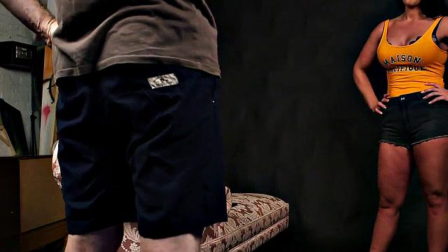 мамочка cfnm прикалывается, дрочит и ловит сперму на груди