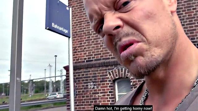 молодая любительница сосёт и трахается на улице