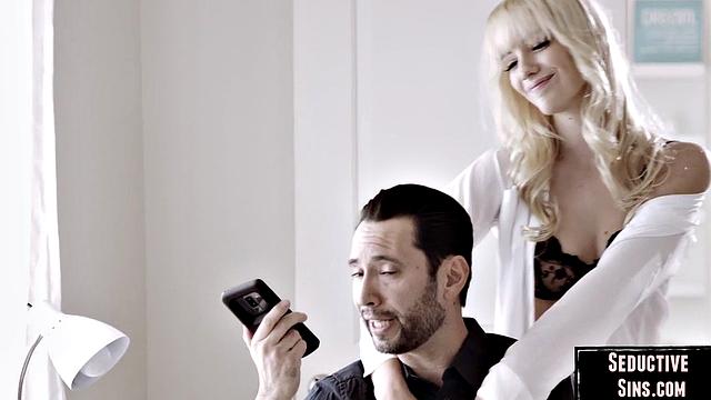 Blondie in Lingerie gets Cuntpounded